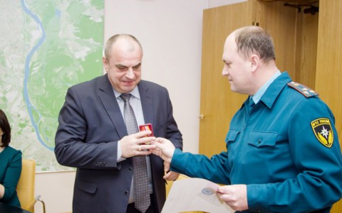 Глава горадминистрации получил медаль за обеспечение безопасности кировчан
