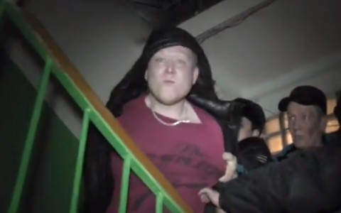 В Кирове мужчина сначала избил жену, а потом накинулся на корреспондента телеканала