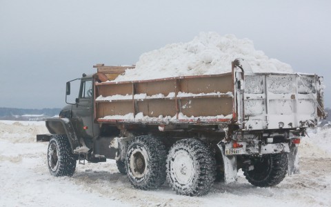 Где машины лучше не ставить: ночью в Кирове шесть улиц очистят от снега