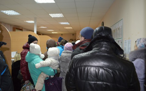 Очередь в управление соцзащиты: кировчане подходят к дверям с трех часов ночи