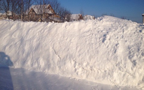 В Радужном трактор вывалил собранный снег на детскую площадку
