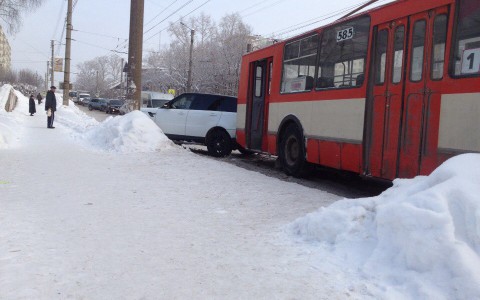 На Красина Range Rover столкнулся с троллейбусом