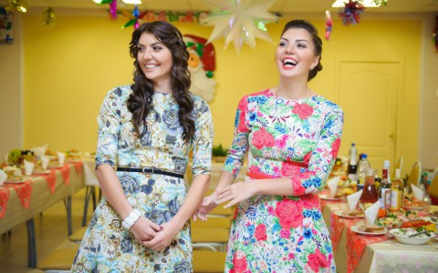 «Боль друг друга не чувствуем, но говорим в унисон»: двойняшки рассказали, каково жить со своей копией