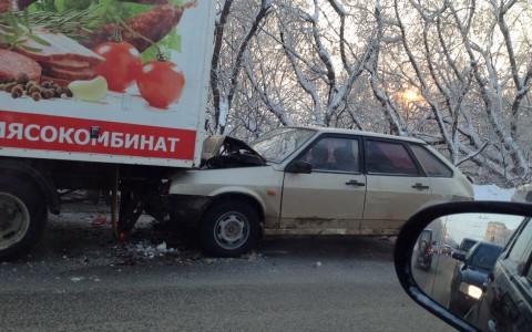 В Кирове «девятка» залетела под фургон: капот легковушки сложился пополам
