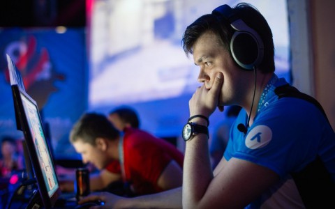 «Сидеть сутками за монитором - ненормально»: кировчанин рассказал о жизни и зарплатах в киберспорте