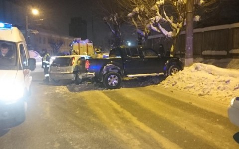 В Кирове столкнулись две иномарки: спасателям пришлось вырезать пострадавших