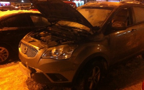 В Кирове вспыхнула иномарка: к месту происшествия приехали спасатели и полицейские