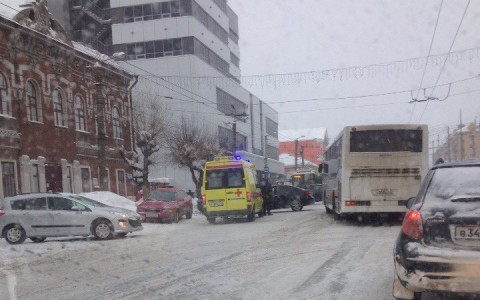 На Ленина столкнулись автобус и Chevrolet: образовалась километровая пробка