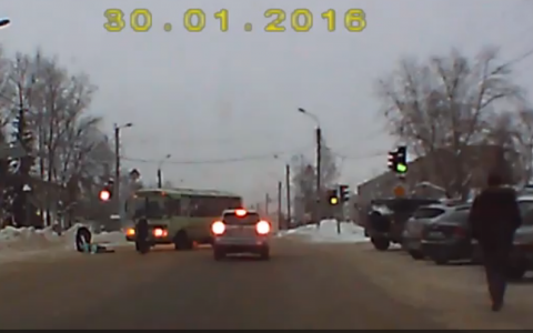 В Нововятске у светофора автобус сбил женщину