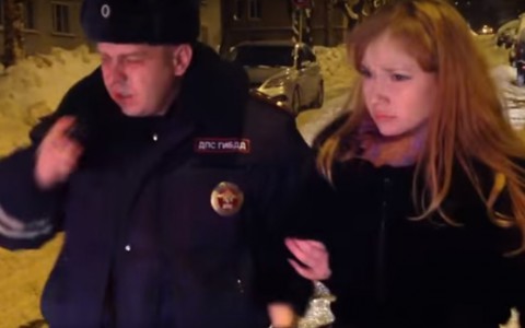 Видео задержания пьяной автоледи в Кирове: дама пытается растрогать полицейского