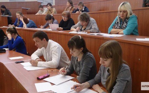 Сессия оказалась провальной: студента из Кировской  области обманули на 17 тысяч рублей