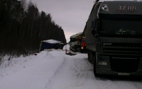 В Кировской области опрокинувшаяся фура несколько дней пролежала в кювете