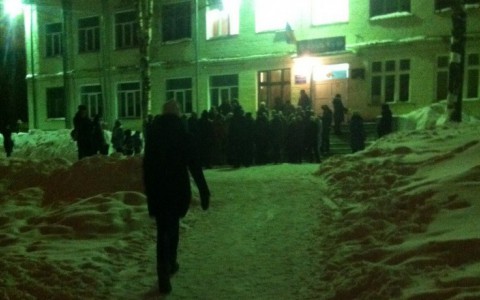 Кировчане двое суток стоят в очереди на улице, чтобы записать ребенка в первый класс