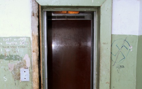 После нескольких несчастных случаев каждый кировский лифт проверят на безопасность