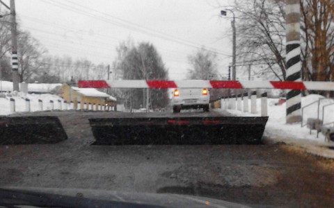 В Кирове прямо перед приближающимся поездом заглохла машина