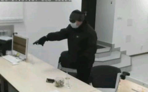 Кировский таксист в медицинской маске грабил офисы микрофинансирования