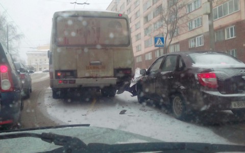 В центре Кирова на «зебре» столкнулись «пазик» и «Лада Гранта»