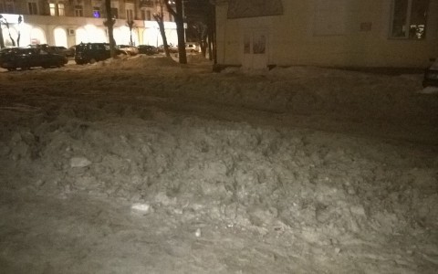 Как заставить управляющую организацию почистить крышу дома и двор от снега?