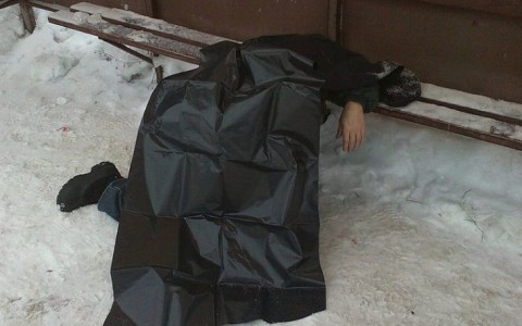 Кировчане обнаружили на остановке тело мужчины