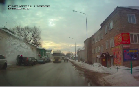 В Яранске с крыши дома на людей сошла снежная лавина