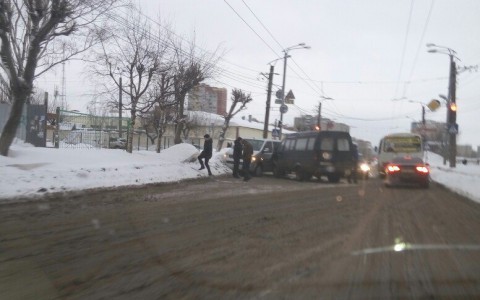 На Милицейской ГАЗ из-за маневра «Гранты» вылетел на встречку и протаранил Volkswagen Multivan