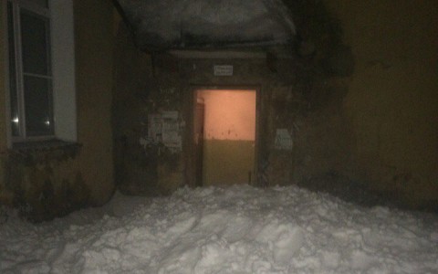 Коммунальщики завалили снегом выход из подъезда в доме на Филейке