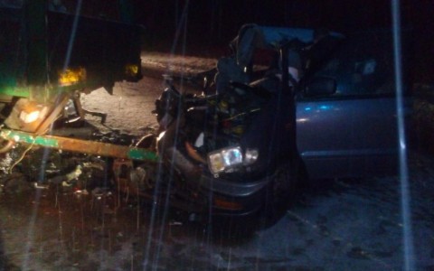 В Кировской области иномарка врезалась в прицеп "КамАЗа": пострадавших срочно доставили в больницу