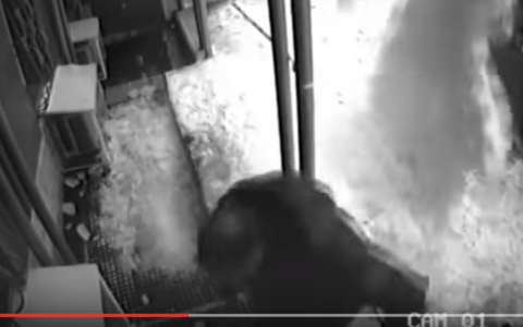 «Родился в рубашке»: секунды спасли мужчину от смерти под огромной глыбой льда