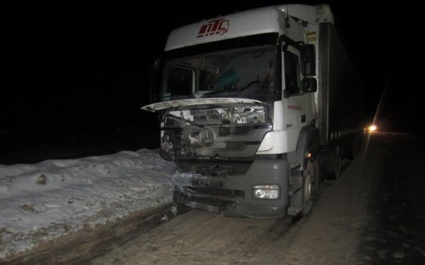 На трассе в Кировской области столкнулись фура и легковушка: разбились три человека