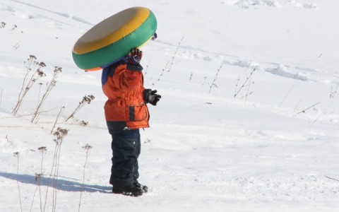 В Кирове школьник упал с горки и получил серьезную травму головы
