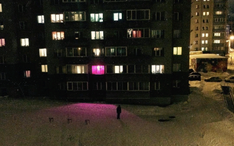 Понедельник в Кирове: солнечный день и розовое окно