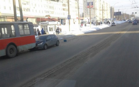 На Московской Hyundai влетел под троллейбус