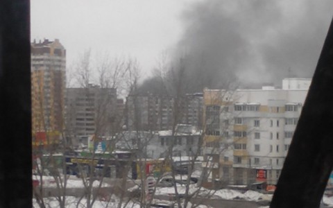 В Кирове рядом с крупным заводом вспыхнул склад