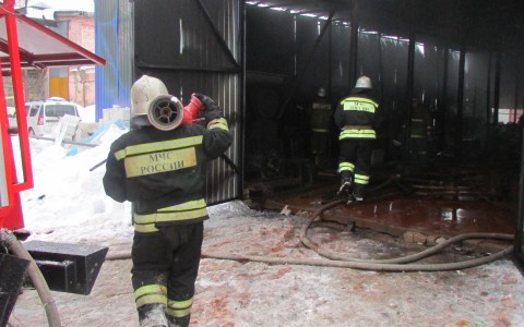 Пожар рядом с заводом в Кирове: склад с краской загорелся во время сварочных работ