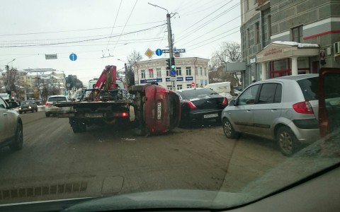На улице Ленина «Калина» упала с эвакуатора на припаркованный Jaguar