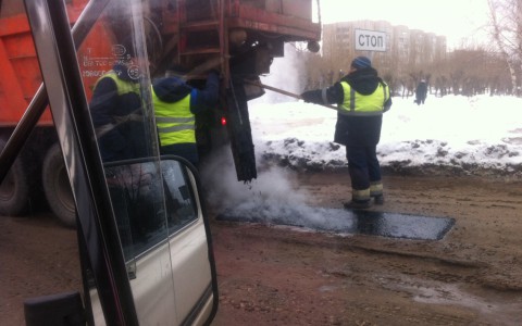 Почему кировские дорожники делают ямочный ремонт в снег?