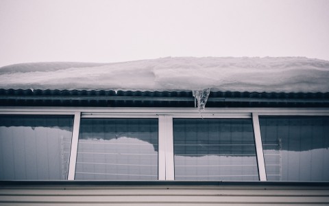 В Кирове с 9 этажа многоэтажки упало окно: стали известны причины происшествия