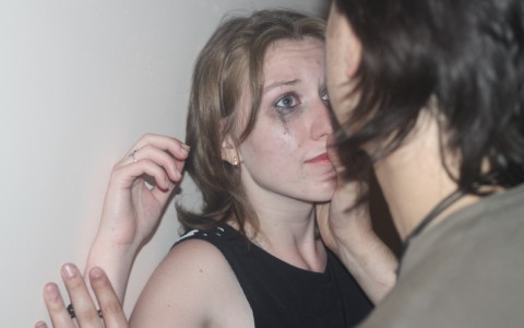 В Кировской области мужчина пытал знакомую, чтобы она дала ложные показания