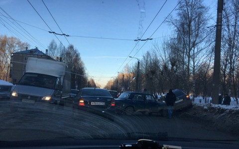 На улице Попова «ВАЗ» протаранил иномарку