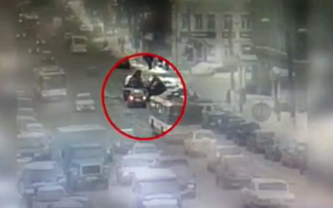 Появилось видео падения "Лады Калины" на Jaguar