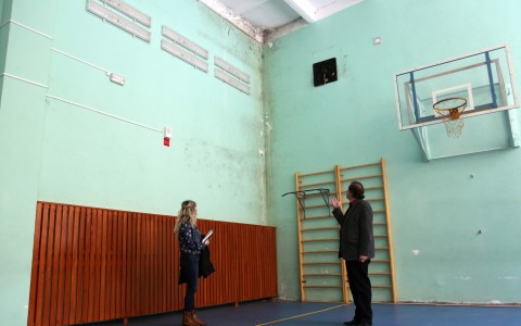 В отремонтированном здании 28 школы на стенах выступила плесень