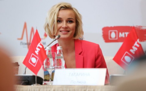 Полина Гагарина проводит онлайн-уроки для участников благотворительного проекта «Поколение М»