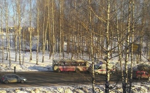 В Нововятске автобус придавил водителя во время ремонта