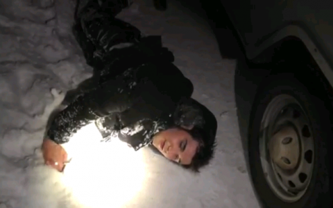 В Кирове пьяный парень, выйдя из клуба, сорвал баннер магазина и устроил драку