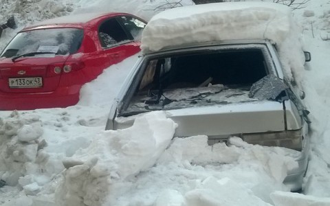 В Кирове коммунальщики при чистке крыши уценили стоящую во дворе машину