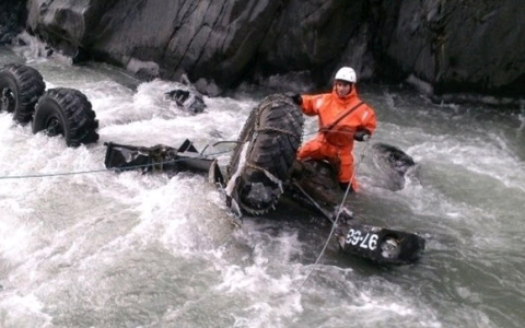 В Дагестане грузовик упал в пропасть: найдены тела кировского полицейского и его коллеги