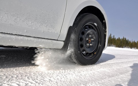 В Кировской области иномарка переехала лежащего на дороге человека