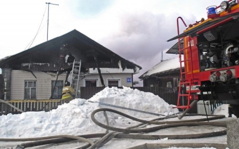 Пожар в Кирове: семья с двумя маленькими детьми осталась без крыши над головой