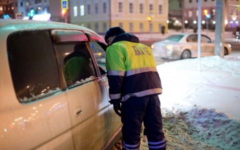 Кировский инспектор ГИБДД помог своим коллегам избежать штрафов за превышение скорости