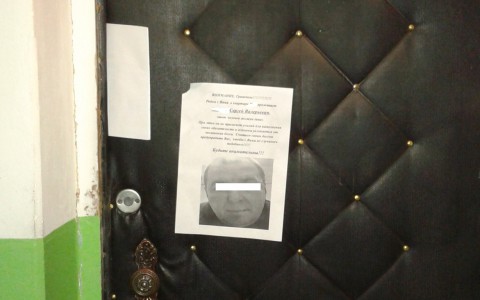 Произвол коллекторов: в Кирове подъезд обклеили фотографиями должника